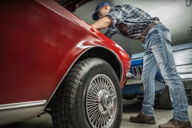 Renowacja klasycznego samochodu mięśniowego wykonana przez profesjonalnego mechanika rasy kaukaskiej po czterdziestce