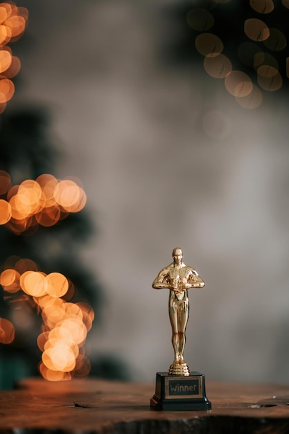Replika statuetki Złotej Akademii Oscara w tle światła girlandy bokeh