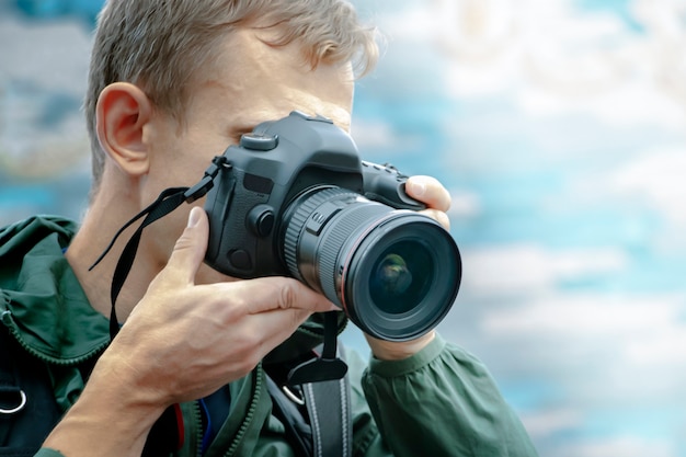 Reporter z aparatem. praca fotografa. Materiał zdjęciowy do wiadomości.