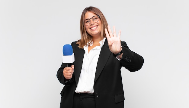 Reporterka Młoda Kobieta Uśmiechnięta I Przyjazna, Pokazująca Cyfrę Cztery Lub Czwarte Z Ręką Do Przodu, Odliczająca W Dół