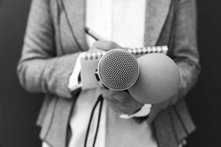 Zdjęcie reporterka robiąca notatki na wydarzeniu medialnym lub konferencji prasowej