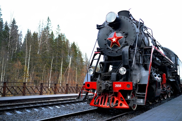 Zdjęcie republika karelii rosja radziecka lseries parowóz z trasą turystyczną ruskealsky express...