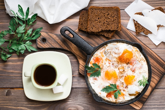 Reshakshuka Ze Smażonych Jajek Z Pomidorami I Pietruszką Na Patelni