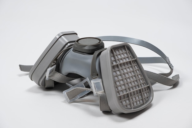 Zdjęcie respirator z filtrami przeciwpyłowymi i gazowymi na białym tle