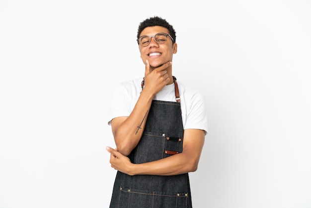 Restauracja African American kelner mężczyzna na białym tle uśmiechnięty