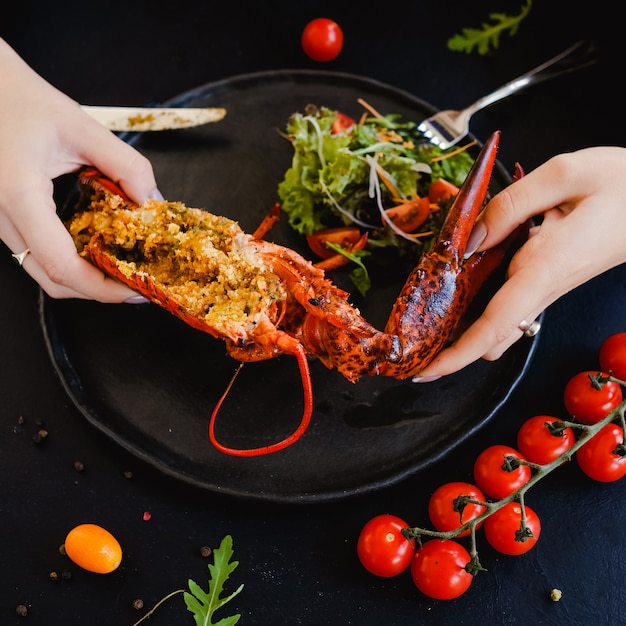 Restauracja degustacja koncepcja danie nadziewane homara. styl życia wyższych sfer. pyszne i drogie jedzenie. odpowiednie odżywianie.