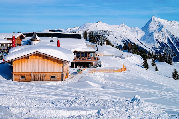 Restauracja i kawiarnia domek w ośrodku narciarskim Penken w Tyrolu w Mayrhofen w dolinie Zillertal w Austrii w zimowych Alpach. W alpejskich górach z białym śniegiem i błękitnym niebem