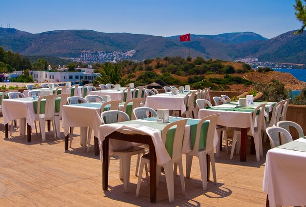 Restauracja na świeżym powietrzu w pobliżu plaży