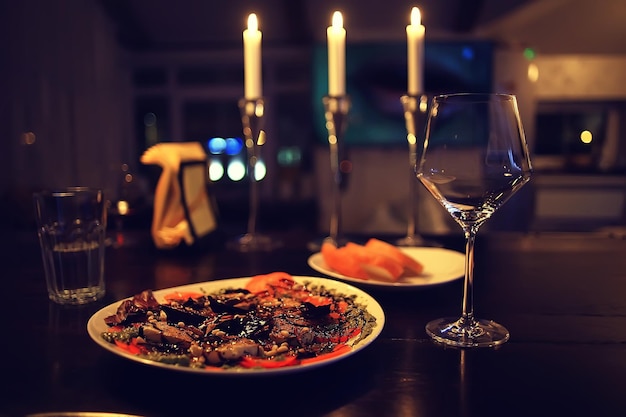 restauracja z winem serwująca romans / piękny koncept kieliszek alkoholowy, świąteczny obiad w kawiarni