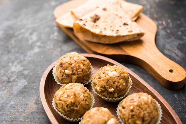 Resztki chapati Laddu, Churma Laddoo lub Policha Ladu z Roti, orzeszków ziemnych, suszonych owoców i jaggery. selektywne skupienie