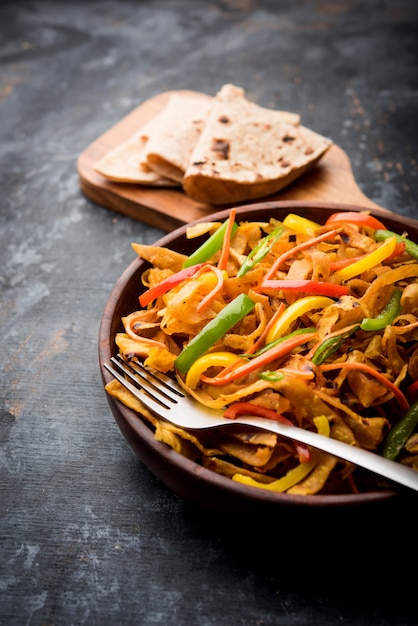 Resztki makaronu Chapati, znanego również jako fodnichi holi lub Upma, to świetny substytut tradycyjnego niezdrowego makaronu dla dzieci, selektywne skupienie