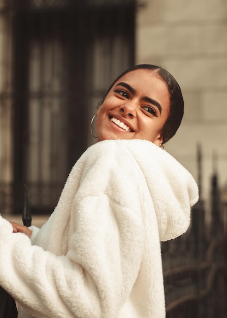 Retrato de una linda chica morena en la calle