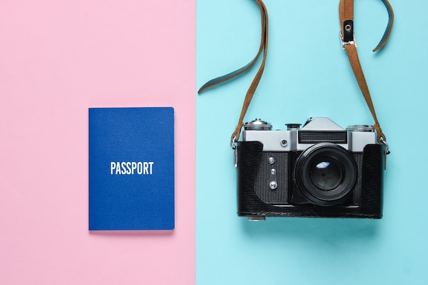 Retro aparat i paszport na niebiesko-różowym.