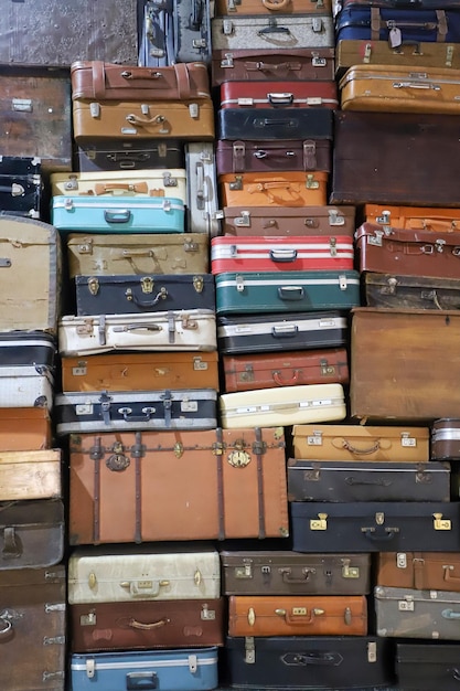 Zdjęcie retro dekoracyjne walizki plany wakacyjne i podróże stare walizki ułożone jedna na drugiej
