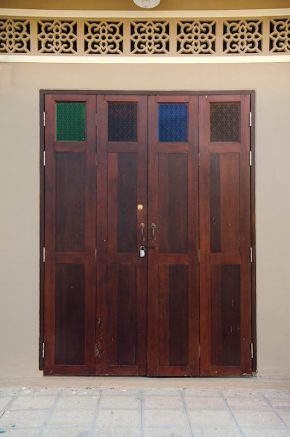 Retro drewniane drzwi i antyczne drzwi zamka w tajskim starym stylu