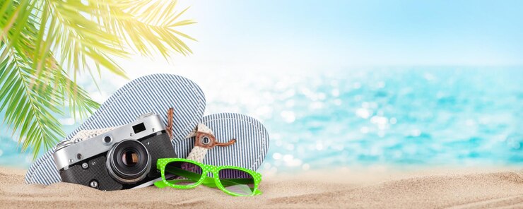 Zdjęcie retro kamery i okulary przeciwsłoneczne na tropikalnej plaży