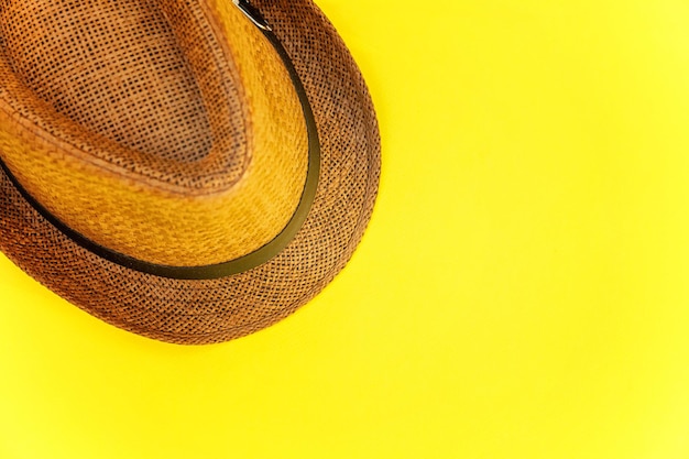 Retro kapelusz na żółtym tle