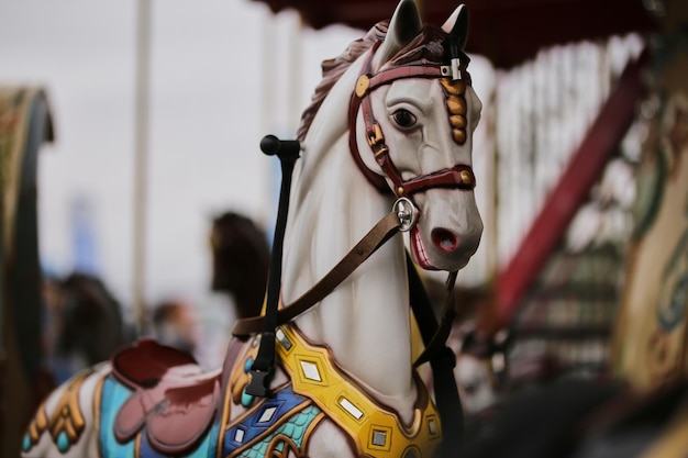 Retro karuzela biały czarny koń Stara karuzela Karuzela Zbliżenie kolorowej karuzeli z końmi