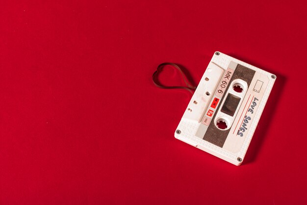 Retro kaseta magnetofonowa rocznik na czerwonym tle