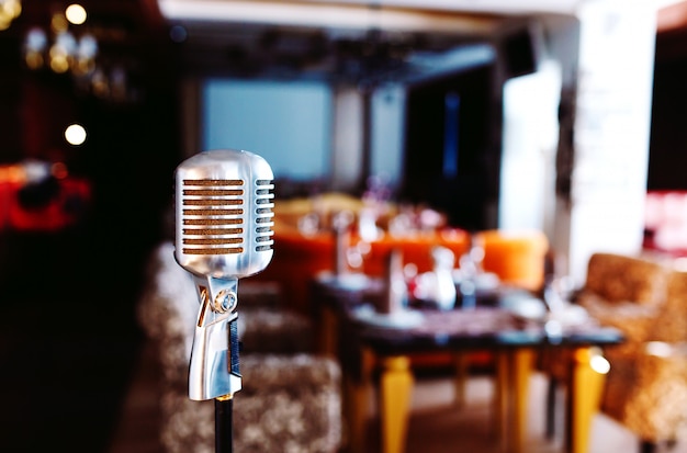 Retro mikrofon karaoke na tle restauracji.