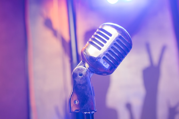 Retro Mikrofon Na Scenie W Pubie Lub Restauracji W Amerykańskim Barze Podczas Nocnego Show