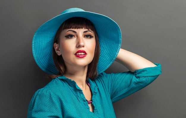 Retro portret pięknej kobiety w kapeluszu. Zabytkowy styl. Fotografia mody