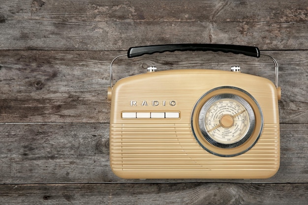 Retro radio na drewnianym tle