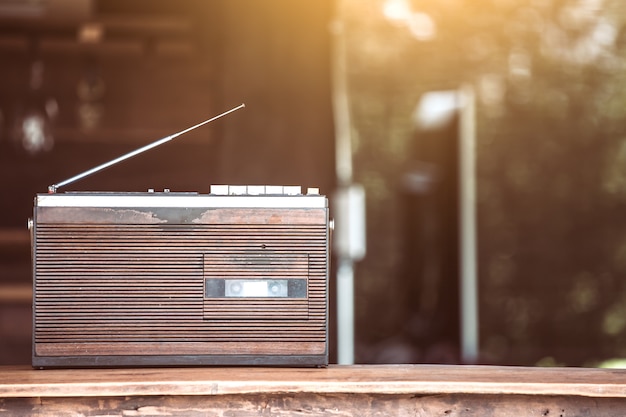 Retro radiowej kasety stereo na drewnianym stole w rocznika koloru brzmieniu