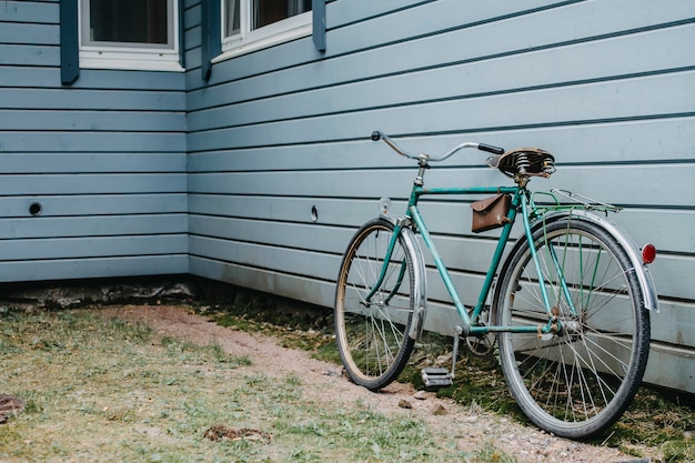 Zdjęcie retro rower stoi na niebieską ścianą