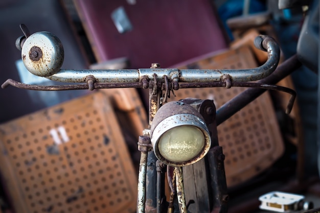 Retro Rower, Widok Z Przodu .retro Stylizowany Wizerunek Xix-wiecznego Roweru Z Latarnią. Pomysł Na Eko Transportu Uratuj świat Zielony.