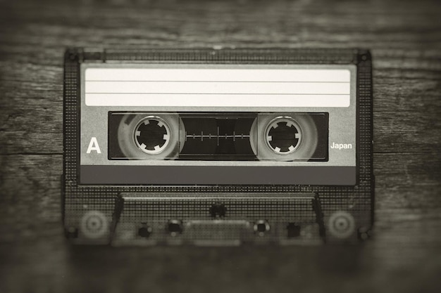 Retro stylizowane zdjęcie zabytkowej kasety magnetofonowej z efektem rozmycia i szumu