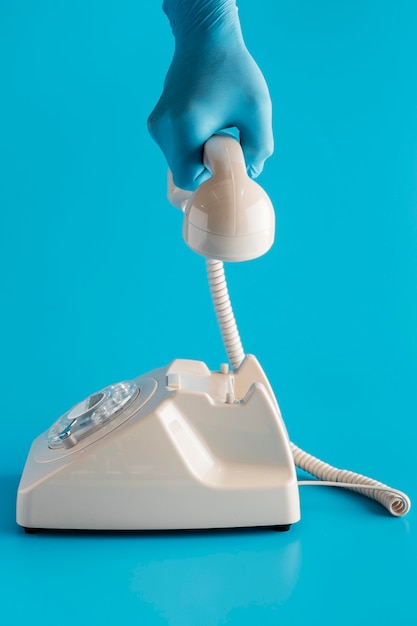 Retro telefon z ręką w rękawicy trzymając odbiornik