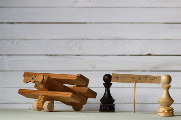 Zdjęcie retro zabawka na drewnianej desce umieść tekst