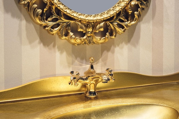 Retro złota klasyczna łazienka wnętrze czysta jasna stylowa designerska nowoczesna łazienka