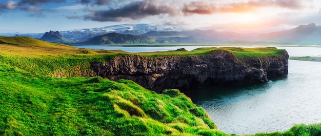 Zdjęcie reynisfjara czarny piasek plaża w islandii. góry reynisfyal