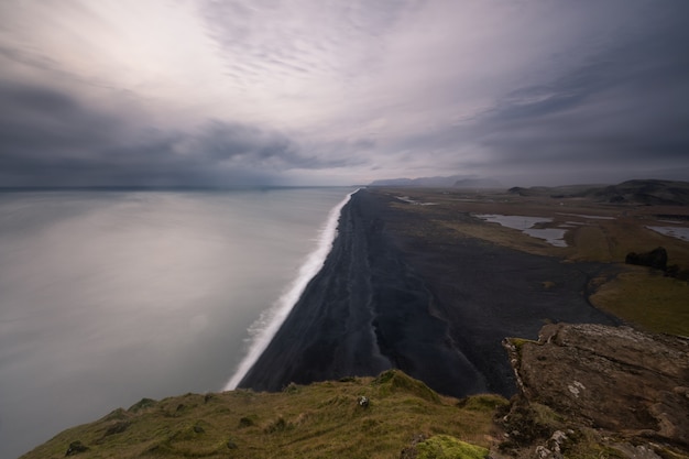 Reynisfjara czarny piasek plaża w południowej Islandii