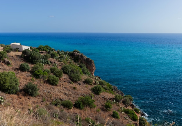 Zdjęcie rezerwat przyrody zingaro prowincja trapani na sycylii to jest cala capreria jedna z niesamowitych plaż rezerwatu