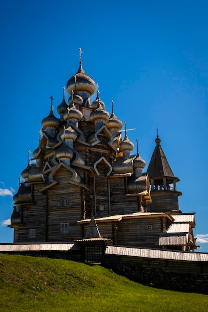 Rezerwat skansenu na wyspie Kizhi na jeziorze Onega Zabytki architektury drewnianej kościoły