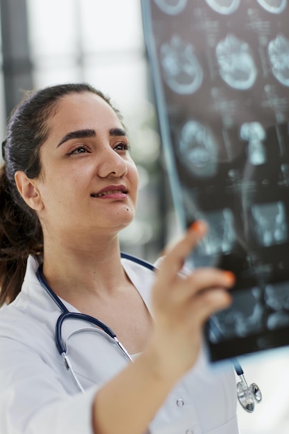 Rezonans Obrazowanie Film MRI diagnozujący starzejący się problem choroby neurodegeneracyjnej pacjenta w celu neurologicznego leczenia medycznego