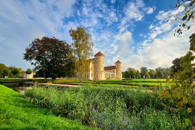 Rheinsberg Niemcy, piękny budynek zamku Rheinsberg w słonecznej letniej jaskini, turystyka, architektura.