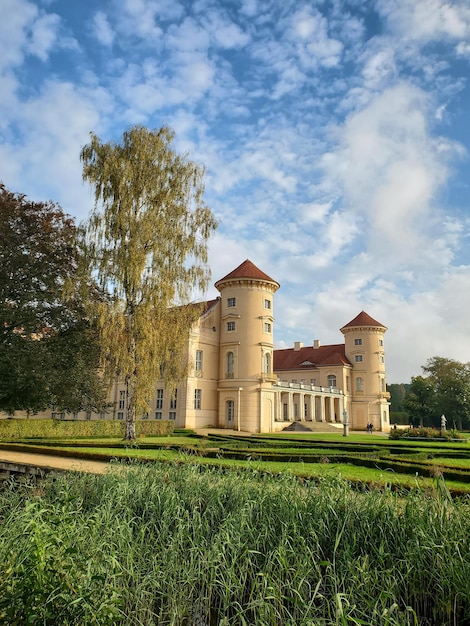 Rheinsberg Niemcy, piękny budynek zamku Rheinsberg w słonecznej letniej jaskini, turystyka, architektura.