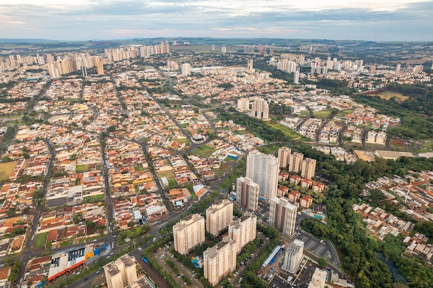 Ribeirao Preto Sao Paulo Brazylia około kwietnia 2023 Ribeirao Preto widziana z powyższego zdjęcia lotniczego