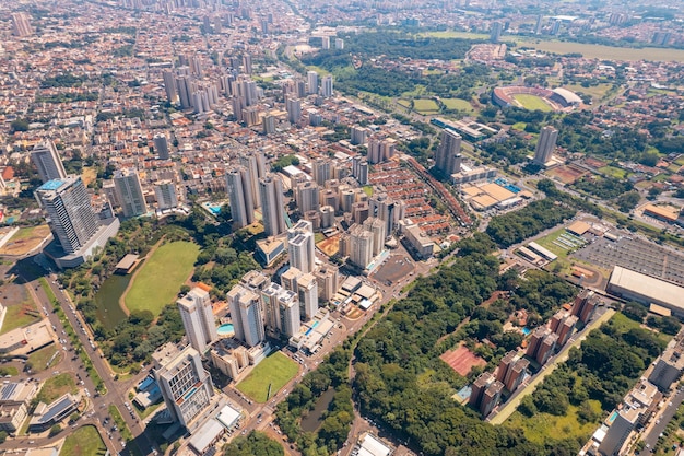 Ribeirao Preto Sao PauloBrazylia około kwietnia 2023 Ribeirao Preto ogród botaniczny Luis Carlos Raya Park widok z lotu ptaka