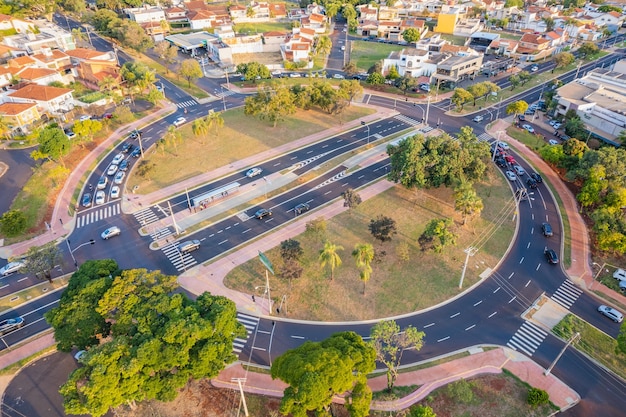 Ribeirao Preto Sao PauloBrazylia Około maja 2022 Av Independencia i rondo Av Joao Fiusa najsłynniejsza aleja w Ribeirao Preto Sao PauloBrazylia