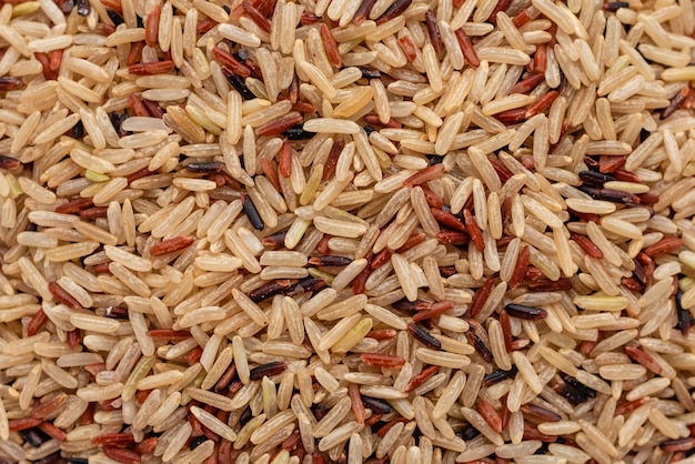Rice w białym spodeczku na szarym betonowym tle