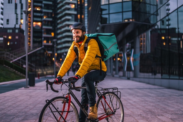 Rider Dostarczający Jedzenie Na Rowerze