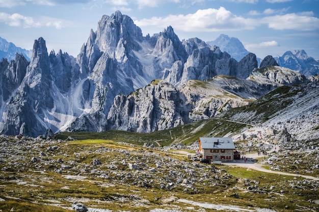 Rifugio Lavaredo Z Grupą Górską Cadini Di Misurina W Tle Dolomity W Cime