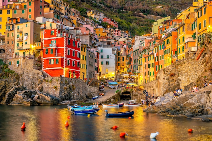 Zdjęcie riomaggiore, kolorowy pejzaż w górach nad morzem śródziemnym w cinque terre włochy europa