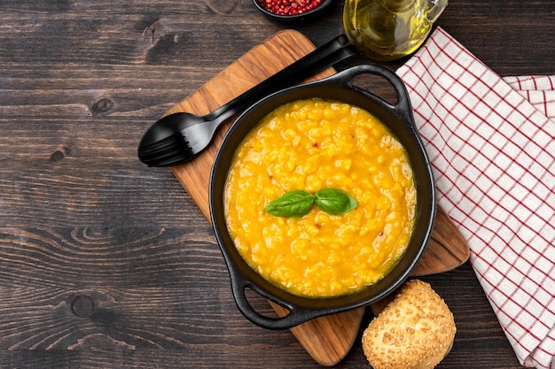 Zdjęcie risotto z dynią i pestkami dyni, parmezanem i bazylią.