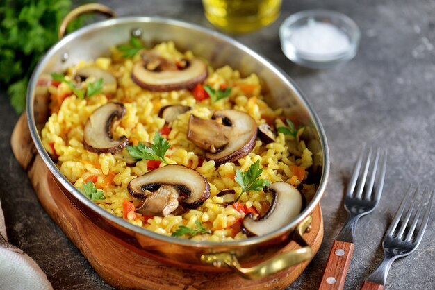 Risotto z grzybami, papryką, marchewką, cebulą i oliwą